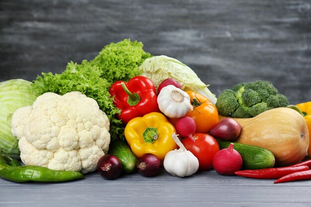 Légumes frais sur fond en bois