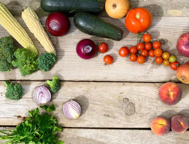 Légumes frais sur fond en bois