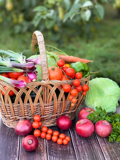 Légumes frais sur fond en bois