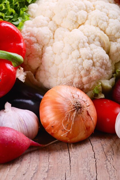 Légumes frais sur fond en bois