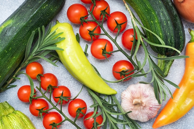 Légumes frais sur fond gris