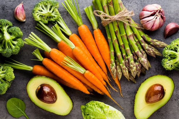 Légumes frais sur fond de pierre