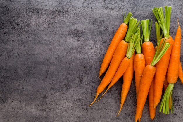 Légumes frais sur fond de pierre