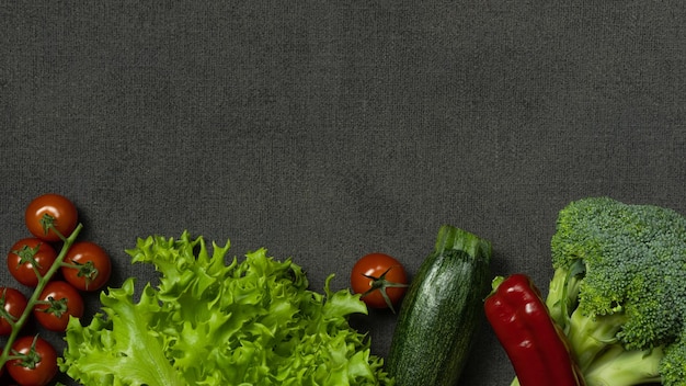 Légumes frais sur fond sombre courgettes tomates cerises brocoli libre copie espace vue de dessus