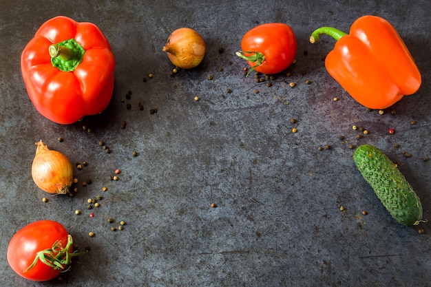 Légumes frais sur fond sombre