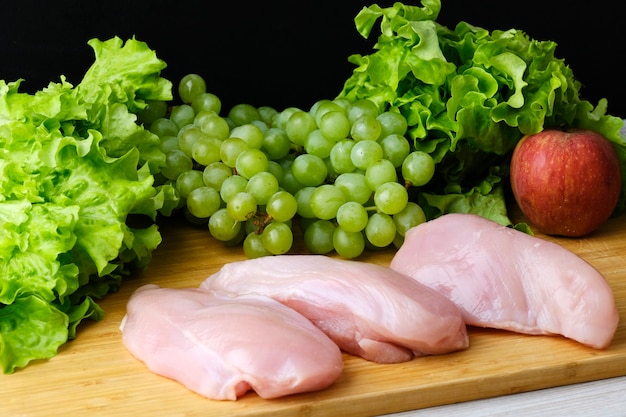 Légumes frais, frites et poulet pour salade. ingrédients pour la salade César