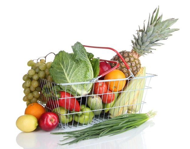 Légumes frais et fruits dans un panier métallique isolé sur blanc