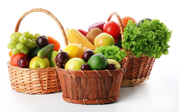 Légumes frais et fruits isolés sur blanc