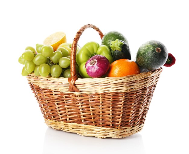 Légumes frais et fruits isolés sur blanc