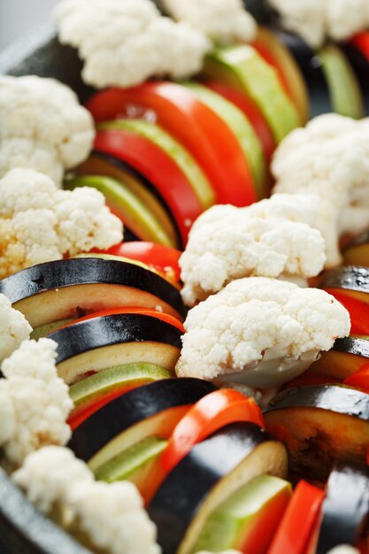 Photo légumes frais hachés pour gros plan de plat de ratatouille