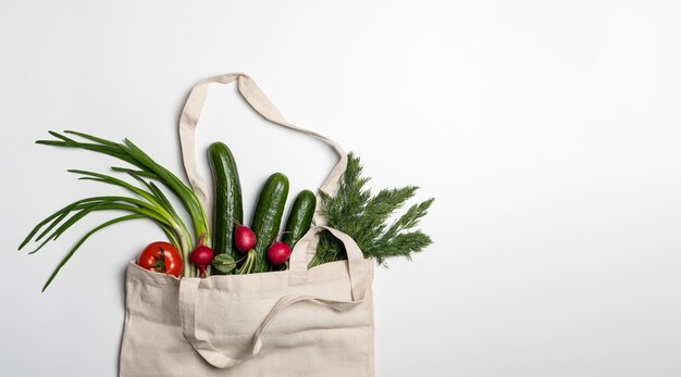 Légumes frais et herbes dans un sac à cordes