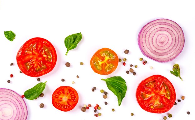 Légumes frais, herbes et épices isolés sur blanc