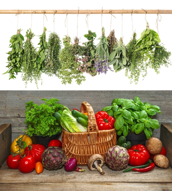 Légumes Frais Et Herbes Suspendues. Ingrédients Alimentaires Crus. Concept De Bionutrition