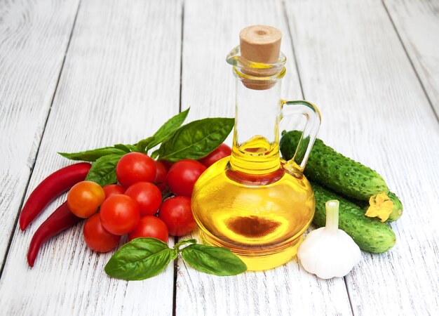 Photo légumes frais avec de l'huile d'olive