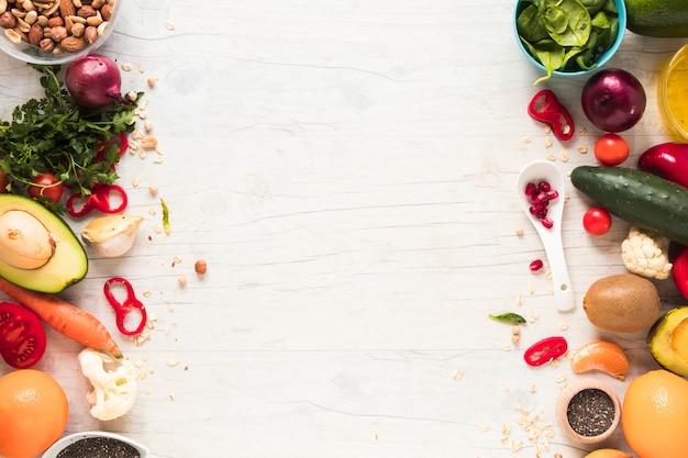 Légumes frais; ingrédients et fruits disposés sur une table en bois blanche