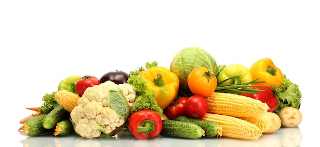 Légumes frais isolés sur blanc