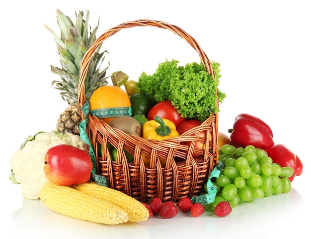 Légumes frais isolés sur blanc