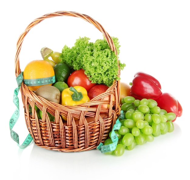 Légumes frais isolés sur blanc