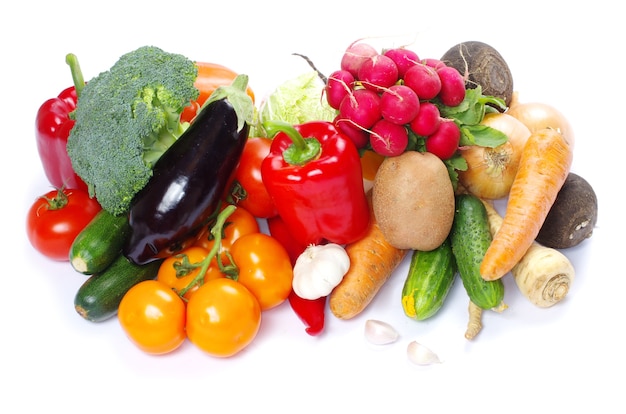 Légumes frais isolés sur blanc