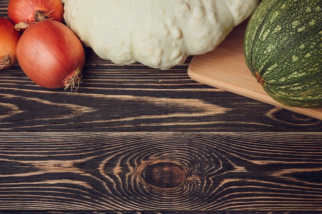 Légumes frais de jardin d&#39;agriculteurs sur la table en bois