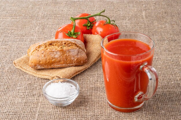 légumes frais sur le jus de tomate de fond