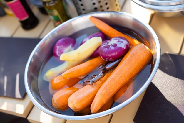 légumes frais lavés dans un bol d'eau