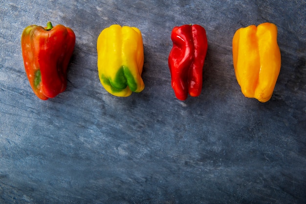 Légumes frais sur marbre noir vue d'en haut dans un style moderne