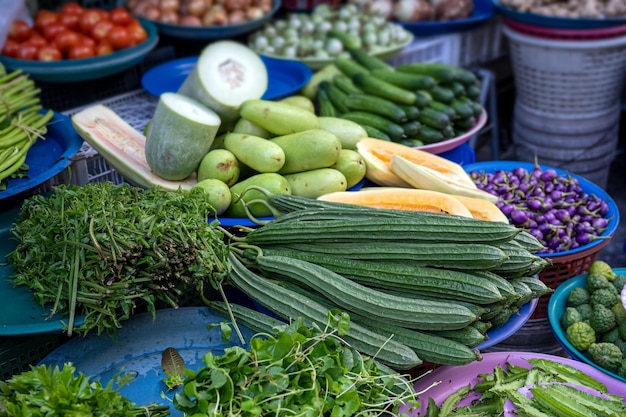 légumes frais sur le marché local légumes du potager sur le marché local