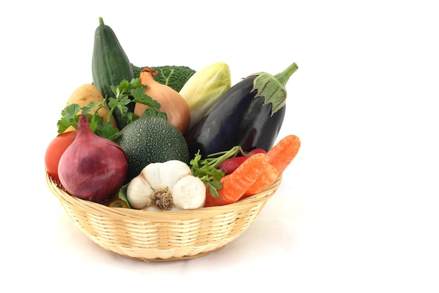 Légumes frais et mûrs dans le panier