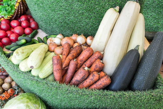 Les légumes frais de la nouvelle récolte sont vendus au marché de rueLa vitrine d'un magasin de légumes