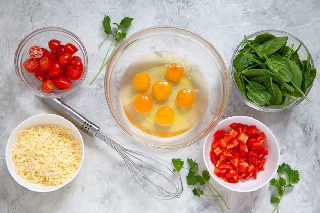 Légumes frais et œufs dans des bols
