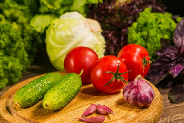 Légumes frais sur une planche de bois Délicieuse cuisine végétarienne