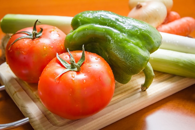 Légumes frais sur planche à découper dans la cuisine