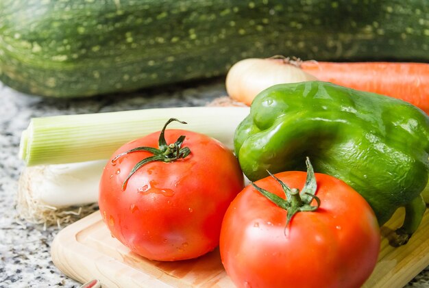 Légumes frais sur planche à découper dans la cuisine