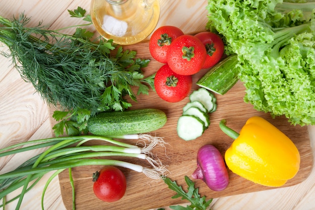 Légumes frais sur une planche à découper