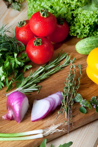 Légumes frais sur une planche à découper