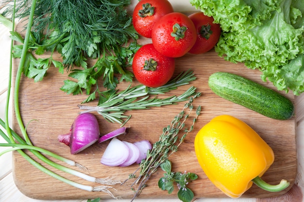 Légumes frais sur une planche à découper