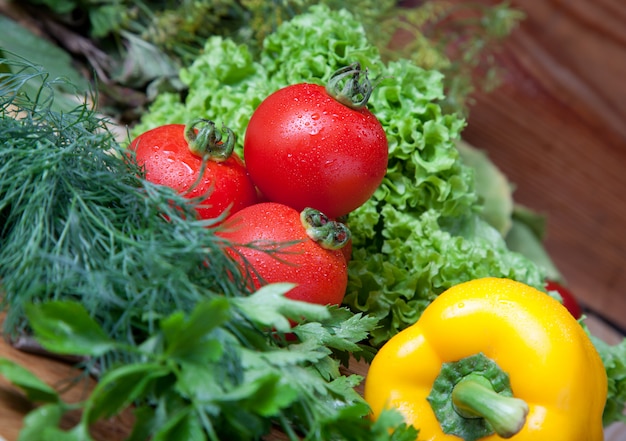 Légumes frais sur une planche à découper.