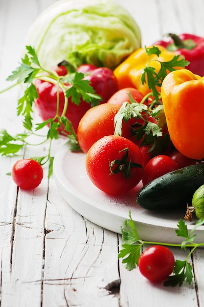 Légumes frais sur un plateau blanc