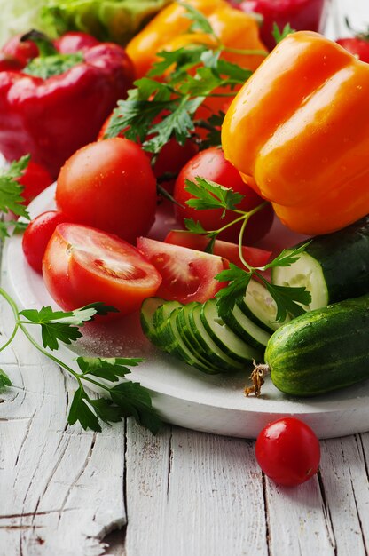 Légumes frais sur un plateau blanc