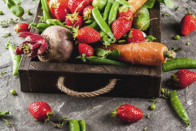 Légumes frais sur un plateau en bois