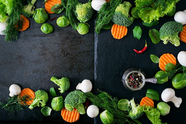 Légumes frais pour une alimentation saine. La nourriture végétarienne. Vue de dessus