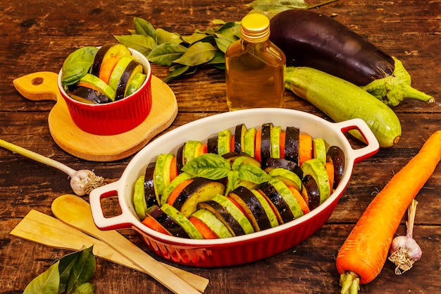 Légumes frais pour la cuisson. Aubergines, courgettes, carottes, épices et basilic