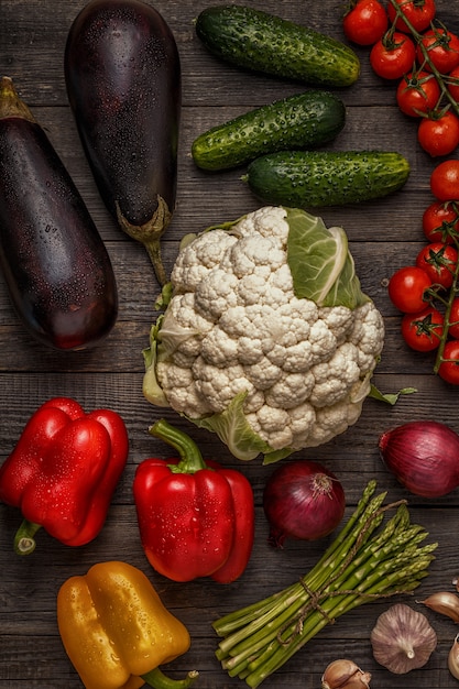 Légumes frais pour la cuisson sur fond de bois foncé.