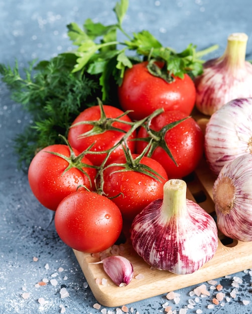 Légumes frais pour salade Tomates Ail Aneth Persil Vue de dessus