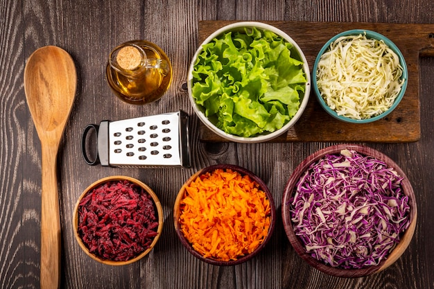 Photo légumes frais râpés dans des bols sur la table alimentation saine