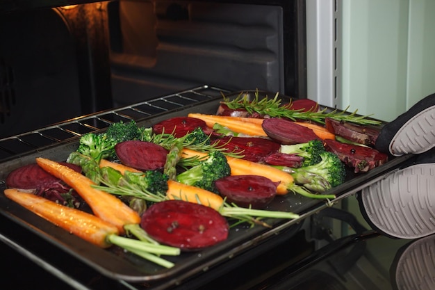 Légumes frais à rôtir sur une plaque à pâtisserie