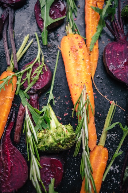 Légumes frais à rôtir sur table sombre rustique