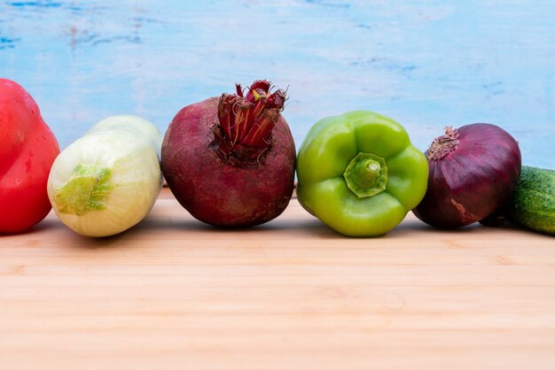 Légumes frais sains sur une planche en bois pour la coupe. Régime de mode de vie sain.