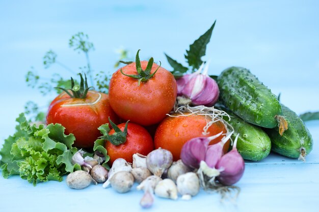 Légumes frais sur surface bleue